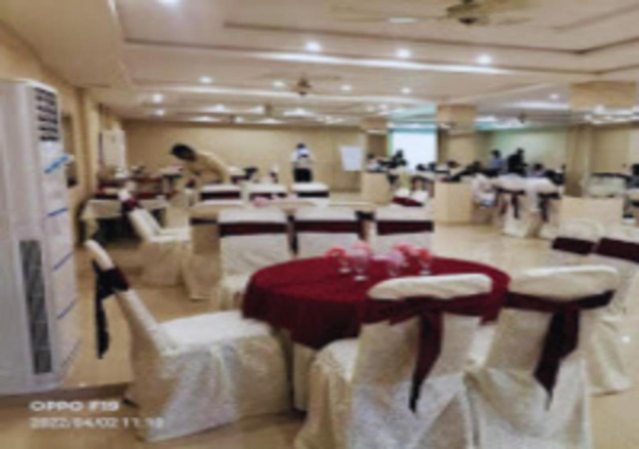 Hotel Day In Emporium Lahore Exterior photo